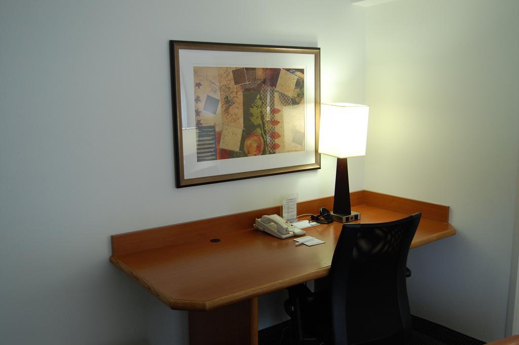 Washington Suites Alexandria Room photo