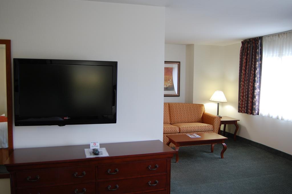 Washington Suites Alexandria Room photo