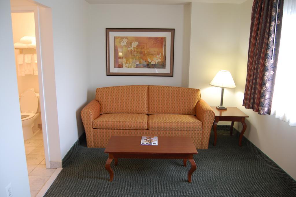 Washington Suites Alexandria Room photo