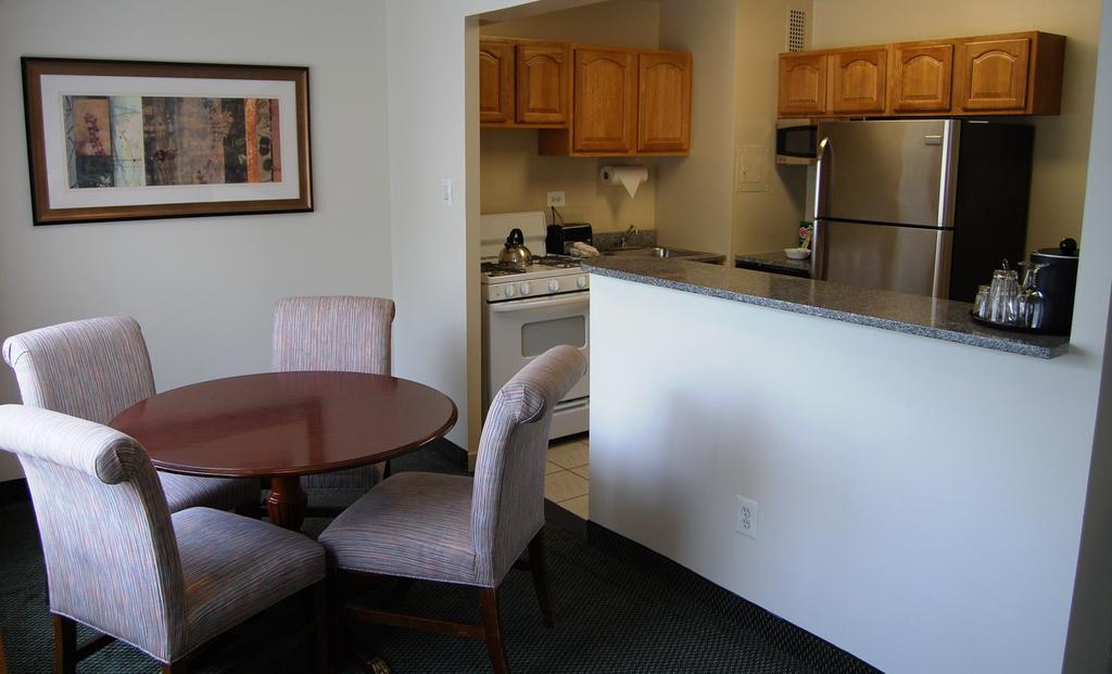 Washington Suites Alexandria Room photo